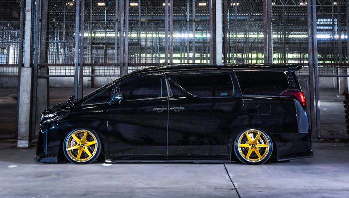 Modifikasi Toyota Alphard tampil agresif dan misterius bernuansa serba hitam