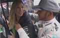 Seru Netizen Kasih Komentar Akun Pembalap Lewis Hamilton Posting Umbrella Girl