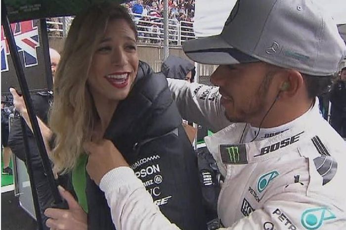 Momen Lewis Hamilton mengenakan jaket untuk grid girl