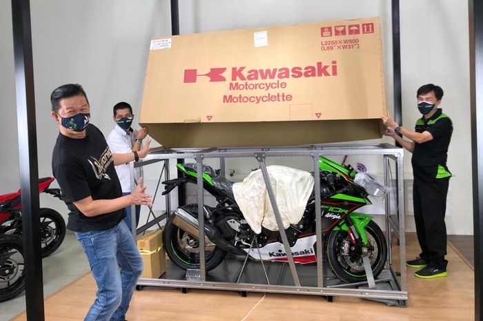 Proses unboxing Kawasaki Ninja ZX-10R 2021 dari KMI kepada bro Harry Affandy