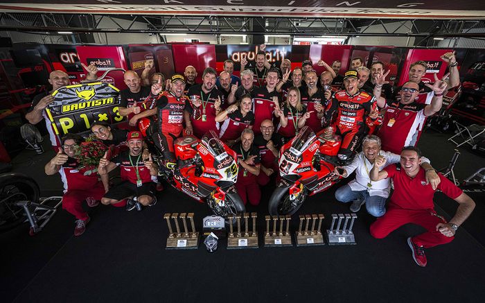 Tim Aruba.it Racing &ndash; Ducati merayakan kemenangan Alvaro Bautista dan podium kedua Michael Ruben Rinaldi usai race 2 WorldSBK Catalunya 2022