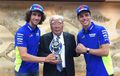 Sebelum Balap MotoGP Jepang, Alex Rins Pamer Trofi Kemenangan ke Petinggi Suzuki