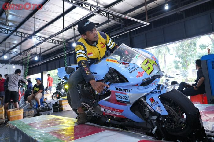 Konsumen Federal Oil yang beruntung dapat merasakan sensasi jadi pembalap Gresini Racing menggunakan simulator Ducati Panigale