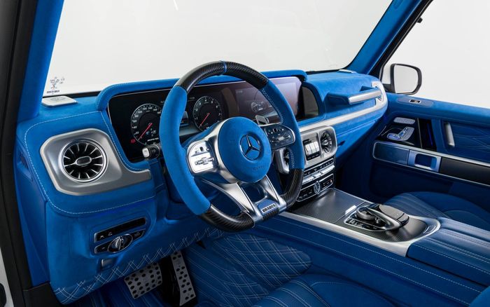 dasbor dengan kombinasi kulit, alcantara dan jahitan biru