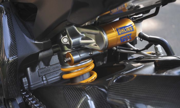 Modifikasi Yamaha R1 60 th Anniversary, sokbreker Ohlins