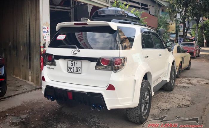 Tampilan belakang modifikasi Toyota Fortuner garapan bengkel Vietnam