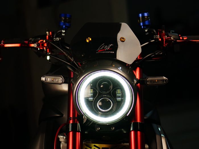 Aura neo retro sport makin kentara di Honda CB150R ini berkat penggunaan daymaker bulat.