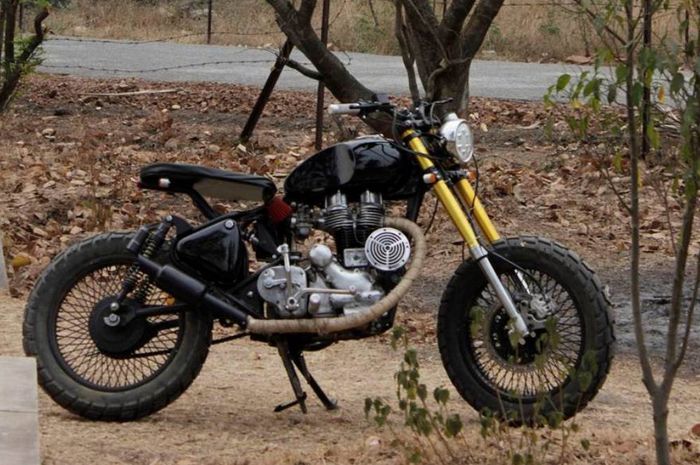 Royal Enfield Bullet iron cast engine custom scrambler dari Nomad Motorcycles