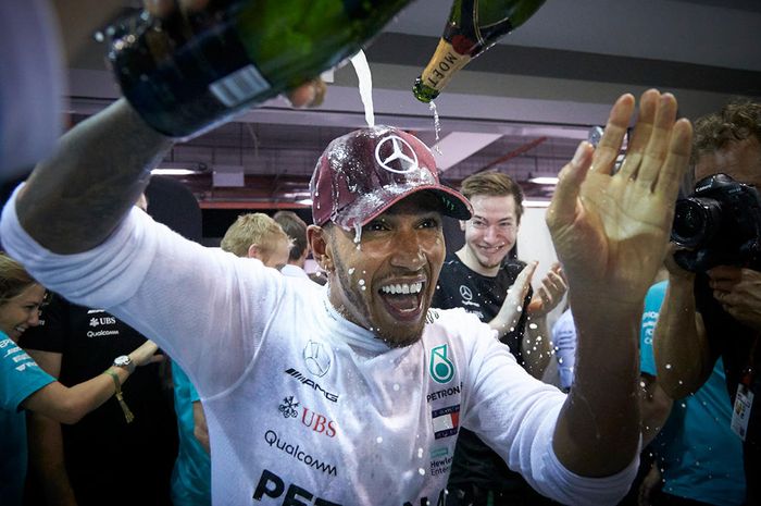 Menang di GP F1 Singapura, Lewis Hamilton memimpin 40 point dari Sebastian Vettel