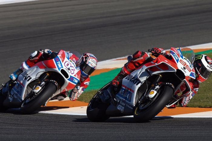 Duo pembalap Ducati, Jorge Lorenzo (depan) dan Andrea Dovizioso (belakang)