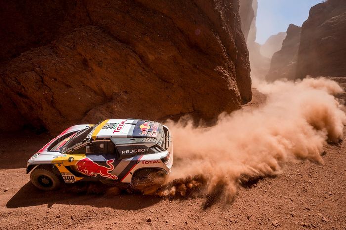 Stephane Peterhansel dengan Peugeot 3008 DKR di Reli Dakar 2017