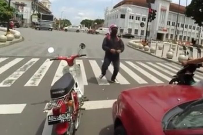 Anak motor zaman sekarang kadang suka 'stress' seperti aksi pemotor ini yang joget poco-poco