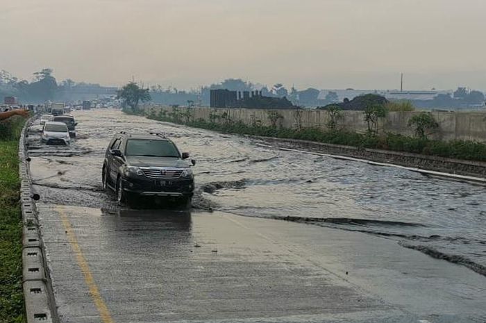 Apapun jenis mobil yang digunakan tidak dianjurkan untuk terjang banjir.