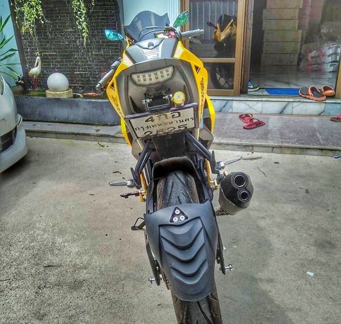 Mud guard ikut dipasang buat menggantikan tugas spakbor