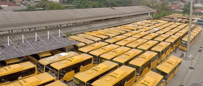 Bus sekolah di DKI Jakarta rata-rata berwarna kuning dan fasilitas ini gratis untuk ana sekolah