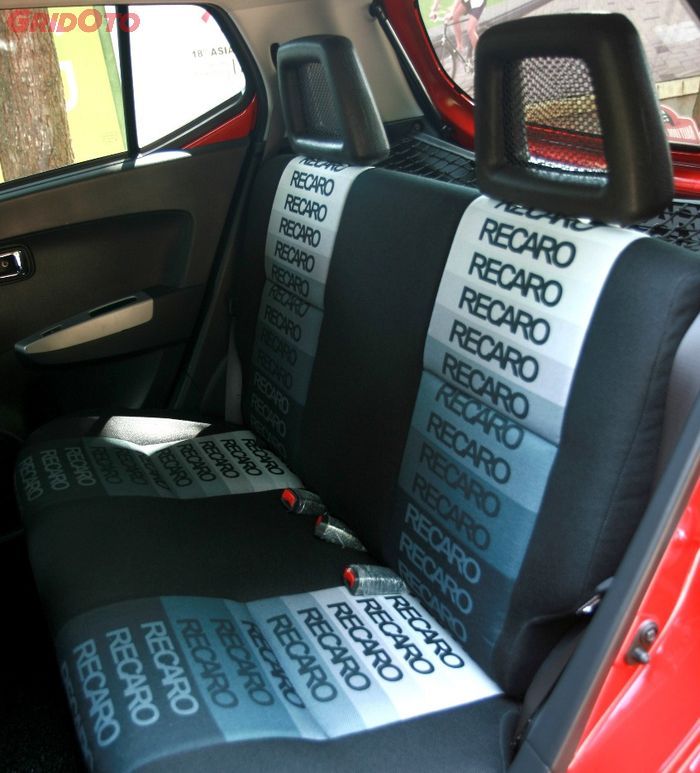 Jok belakang juga di retrim pakai bahan Recaro dan headrest ala recaro