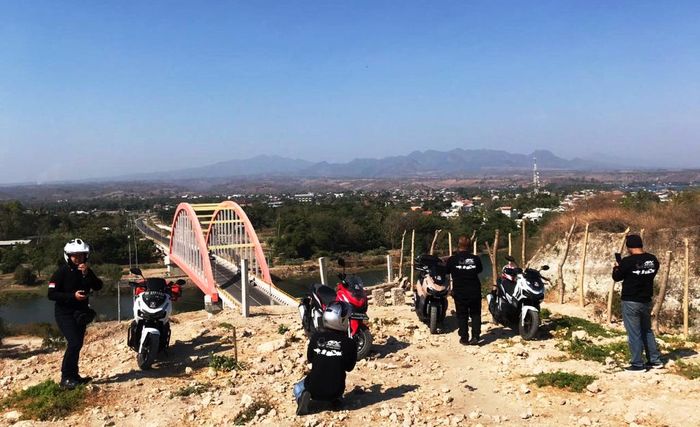 Jembatan Samota di Sumbawa Besar  tampak dari ata sbukit di dekatnya