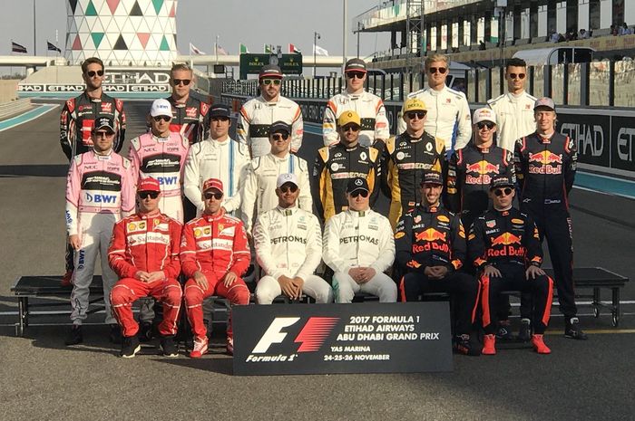 Pembalap F1 2017 saat berpose pada balapan penutup di Abu Dhabi