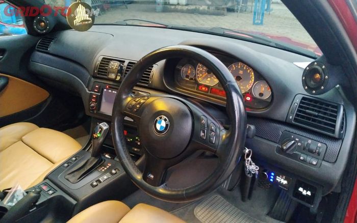 BMW E46 di depan ruangan penuh cangkok dasbor BMW E46 M3