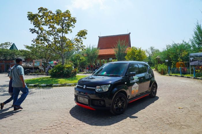 Suzuki Ignis GL AGS di depan pintu masuk kawasan wisata Mangrove Wonorejo Surabaya 