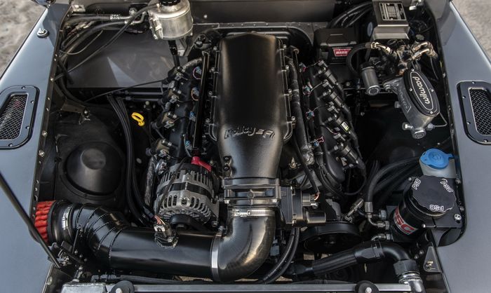 Land Rover Defender mesin LT4 V8 supercharged bertenaga 650 dk