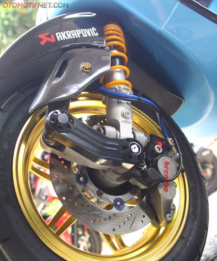 Pelek Marus, disc brake Marus dan kaliper Brembo, juga sokbreker Ohlins. Kurang apalagi dari Sprint ini?