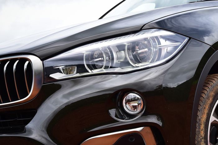 Ilustrasi lampu depan BMW