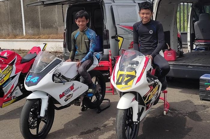 Veda Ega (kiri) dan M. Diandra di atas Honda NSF250R. 