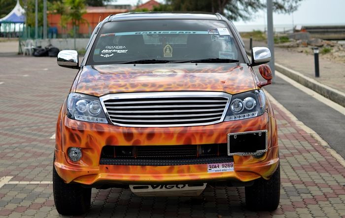 Tampilan depan Toyota Hilux lama yang datang dari Malaysia