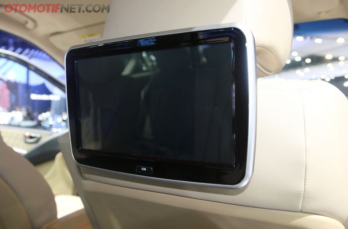 headrest monitor tertanam di kabin belakang