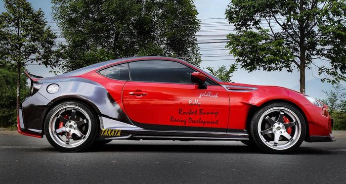 Tampilan samping modifikasi Toyota 86 bertampang Ford Mustang