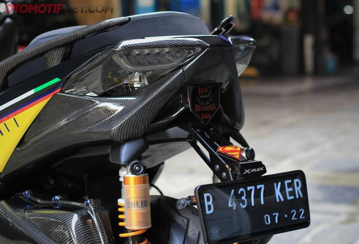 Area belakang Yamaha XMAX juga dibalut carbon kevlar dengan mika lampu smoke memberik kesan street racing