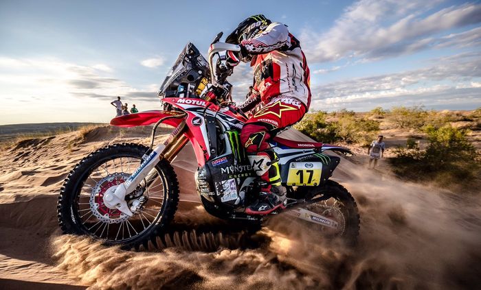 Paulo Goncalves pada Reli Dakar 2017, ia masih jadi andalan tim panrikan Honda untuk Reli Dakar 2018