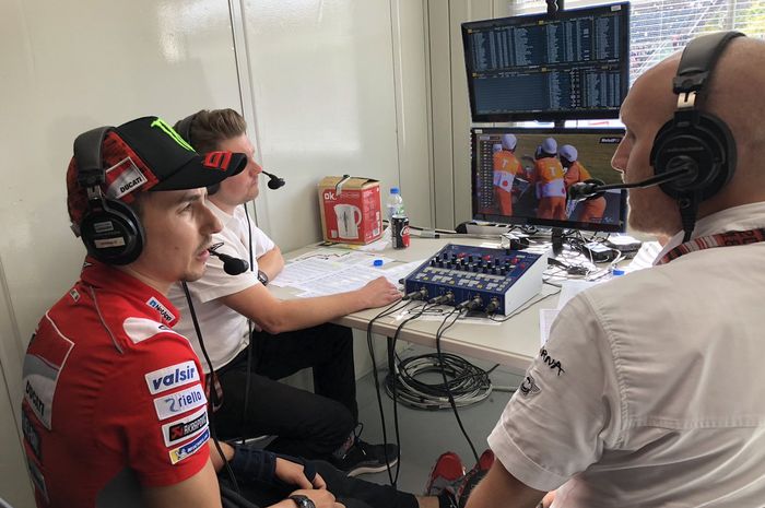 Jorge Lorenzo gak bisa balapan MotoGP Jepang, jadi komentator pun jadi