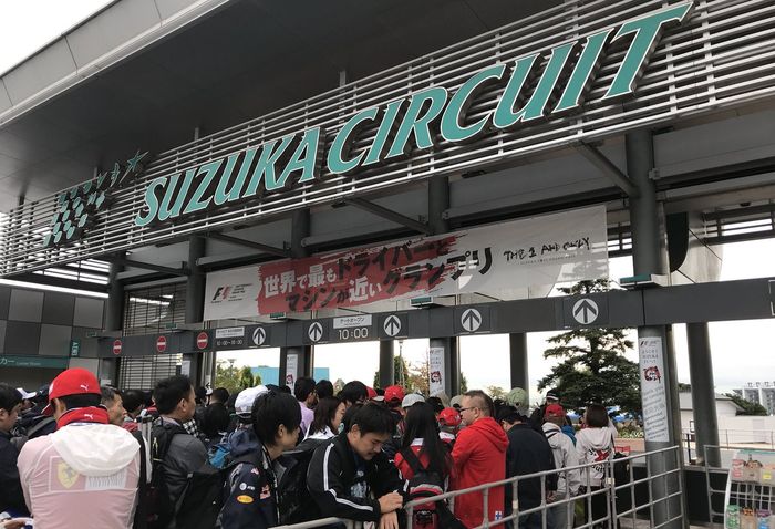 Antrean panjang sudah terjadi sejak Kamis pagi untuk masuk ke sirkuit Suzuka tempat diselenggarakannya balap F1 Jepang akhir pekan ini