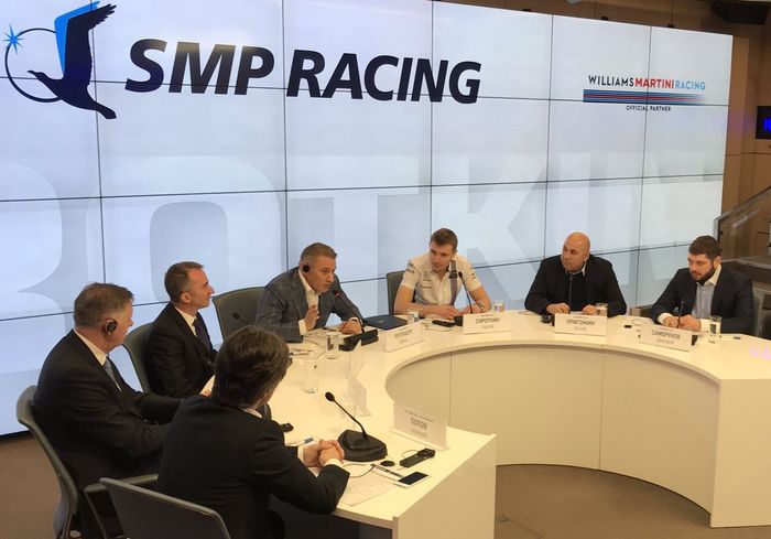 Sergey Sirotkin (ketiga dari kanan) ketika konferensi pers di Rusia bersama pihak SMP Racing saat ia terpilih jadi pembalap F1 tim Williams
