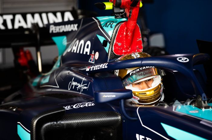 Sean Gelael berada di kokpit mobil F2 tim DAMS, pada tes pramusim hari pertama di sirkuit Yas Marina