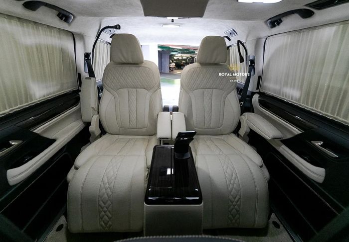 Sepasang jok BMW Seri-7 di dalam kabin modifikasi Lexus LX 570 limousine