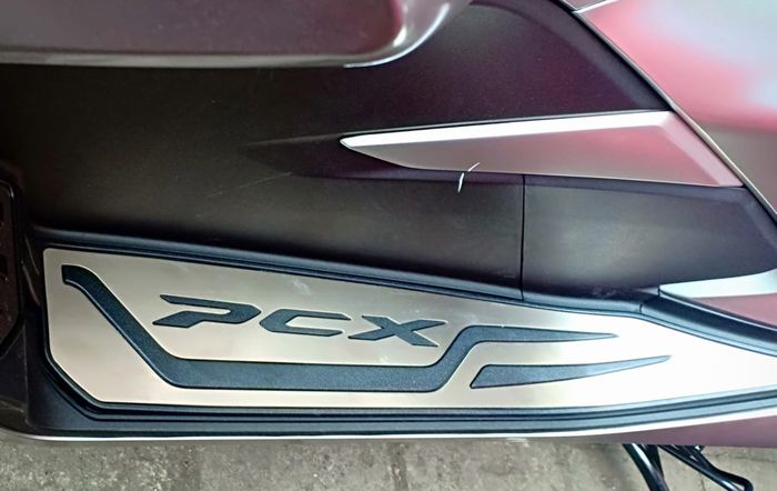 Honda PCX 150 ABS 2019 punya pijakan kaki dari steinless steel berlogo PCX