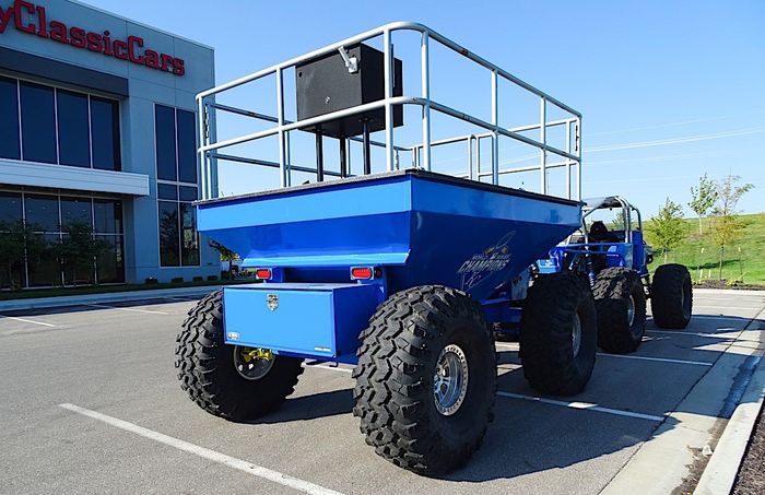 Trailer gandeng di belakang Toyota Land Cruiser FJ40