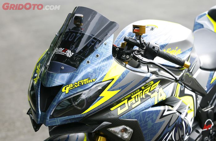 Kawasaki Ninja 250 dengan grafis helm Shoei Dajiro Kato