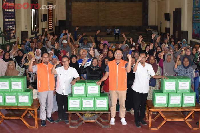 PT Hankook Tire Indonesia menyalurkan bantuan sebanyak 1.125 paket sembako senilai Rp 235 juta