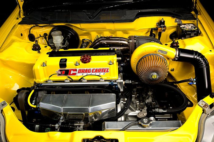 Tampilan mesin Honda Civic kuning