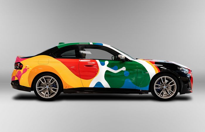Kombinasi warna bendera di bodi BMW Seri-2 Coupe penuh filosofis