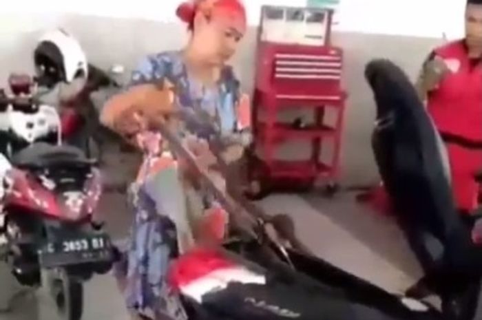 Mekanik kaget sampai kelojotan kabur lihat ular di motor NMAX, seorang ibu dengan santainya berhasil menangkapnya