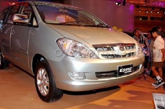 Toyota Kijang Innova keluaran awal tahun 2004