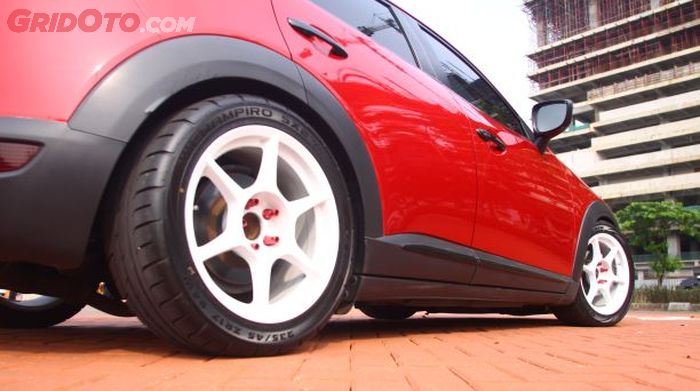 Pelek 17 inci keluaran Buddy Club P1 Racing ori, sukses dongkrak tampilan