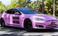Tesla Model S Lapis Baju Warna Pink, Tugasnya Bawa Misi Kemanusiaan