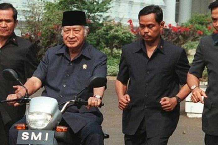 Presiden Soeharto mencoba motor nasional SMI Ekspressa