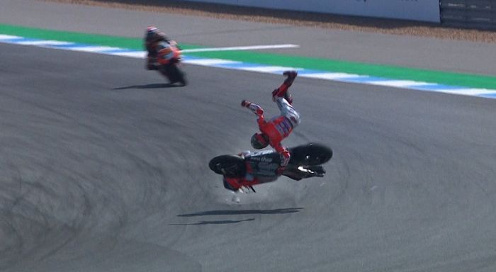 Jorge Lorenzo terlempar keras dari motornya di FP2 MotoGP Thailand.